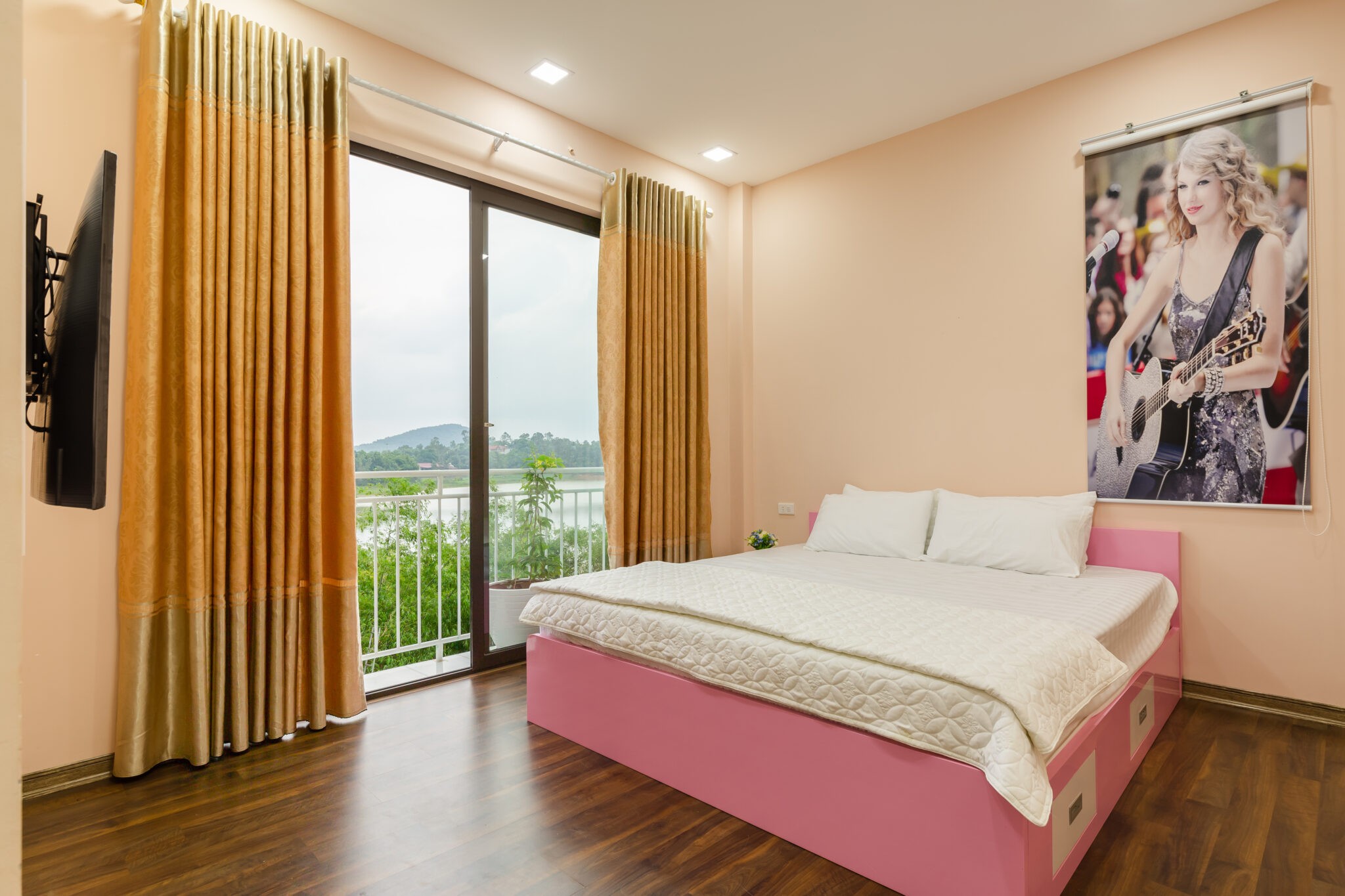 
S homestay &amp; villa cũng là một kiểu chỗ ở hạng sang với view hướng ra hồ Đồng Mô cực chill.
