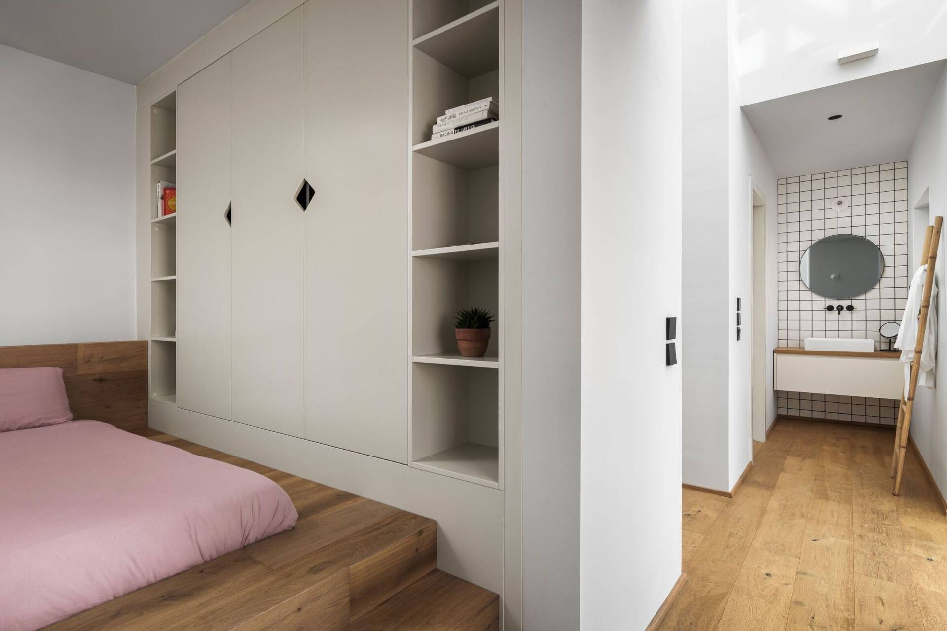 
Phòng ngủ đơn giản với các chi tiết hình học giao thoa khéo léo, được sử dụng màu đen là điểm nhấn trên nền trắng của căn phòng
