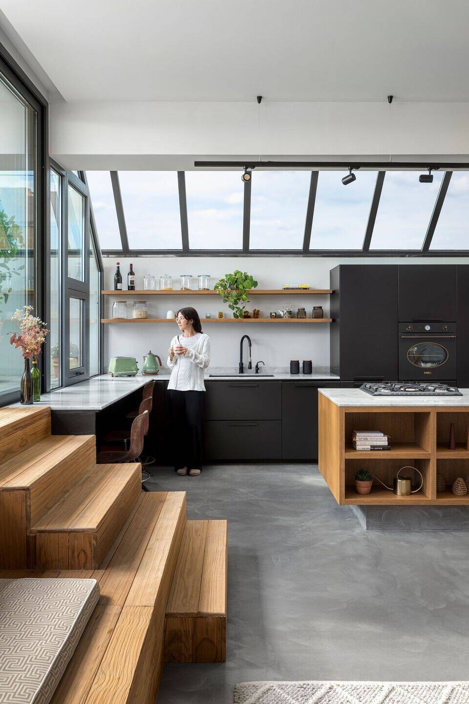 
Căn bếp rộng lớn tăng không gian lưu trữ đồ dùng nhà bếp, hệ cửa sổ trần 45 độ giúp lấy ánh sáng hiệu quả
