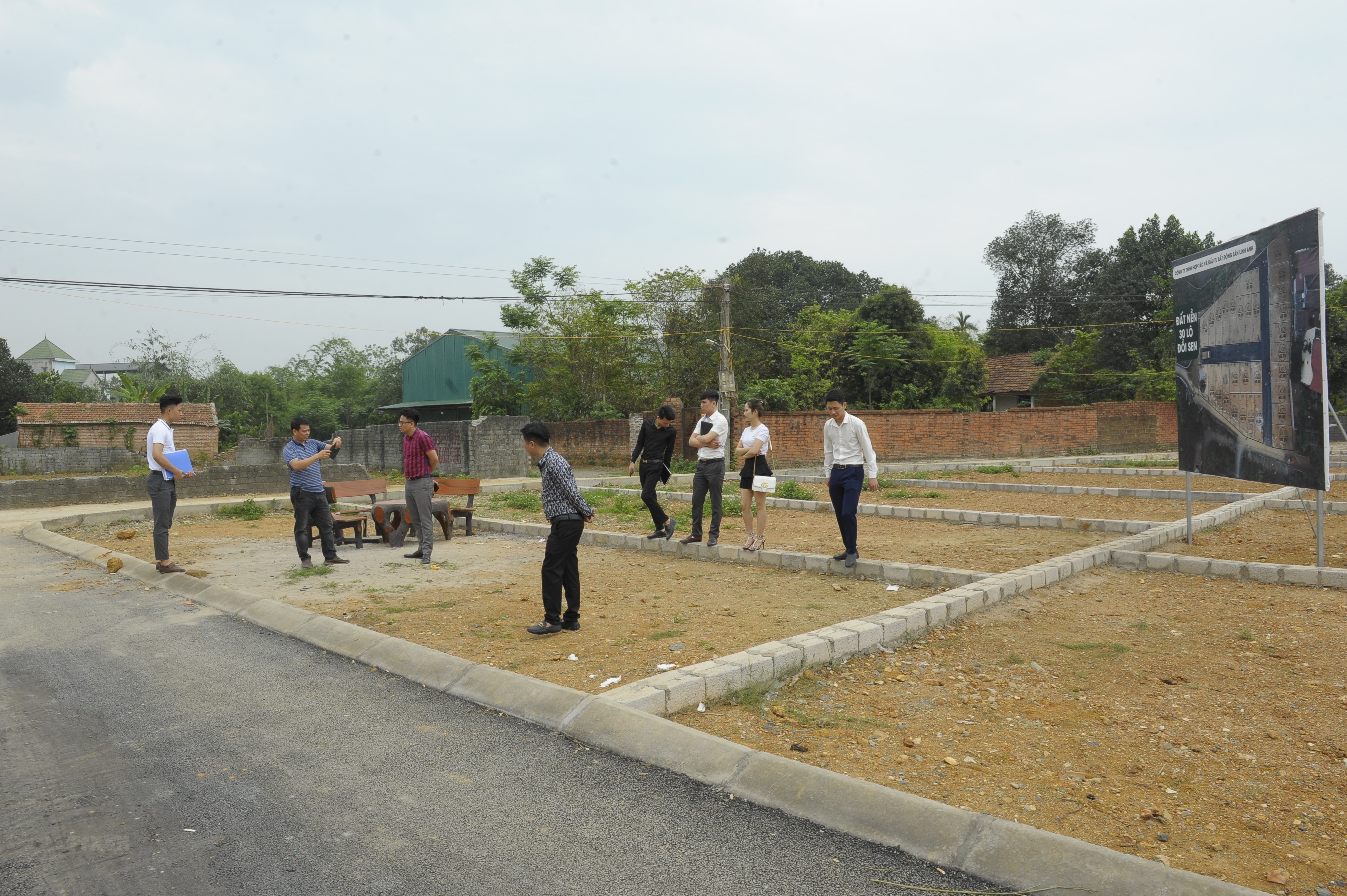 
Chính sách siết tín dụng và hạn chế nguồn cung làm cho giá nhà bị đẩy lên, vượt quá sức mua của phần lớn người dân
