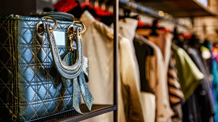 Gian hàng hàng hóa với giá trị cao