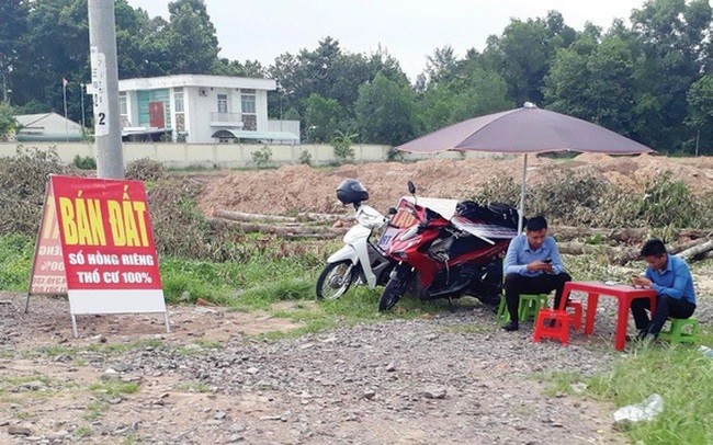 
Việc giới thiệu sản phẩm A nhưng lại đưa đi xem sản phẩm B, giới thiệu tại TP. Hồ Chí Minh lại đưa khách đi Đồng Nai hay Bình Dương, nhiều chiêu trò của những người làm môi giới bất động sản đã diễn ra trong suốt một thời gian dài
