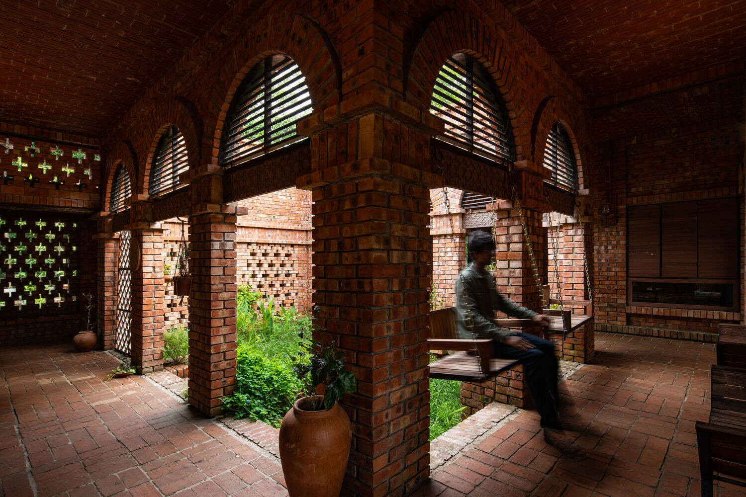 
Khung cửa nơi kết nối với sân vườn được tận dụng để làm xích đu, thích hợp cho gia chủ nghỉ ngơi thư giãn
