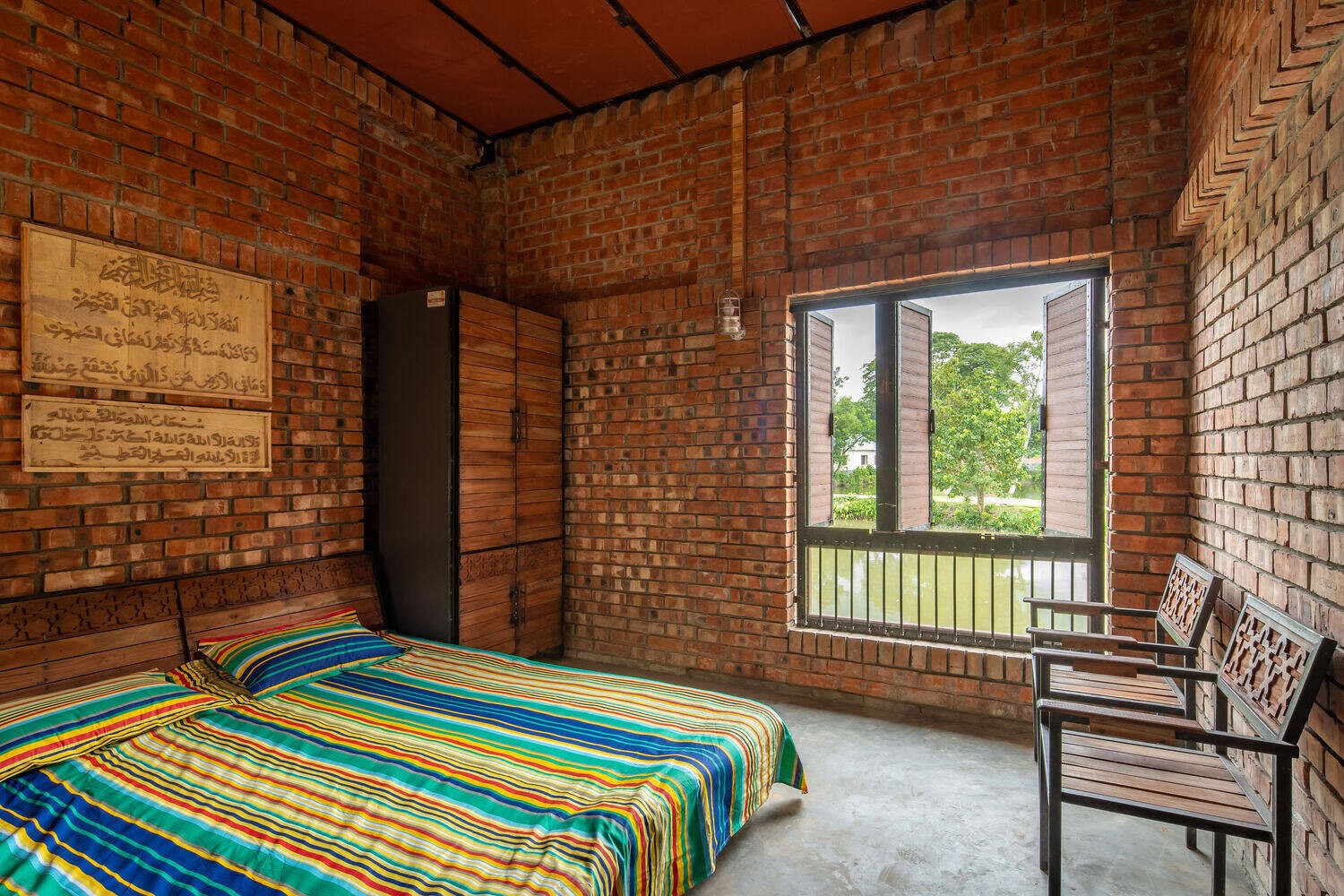 
Cửa phòng làm bằng gỗ, ngăn cách với hành lang vừa đảm bảo riêng tư, nhưng khi cần vẫn có thể mở rộng để không khí và ánh sáng lưu thông vào căn phòng
