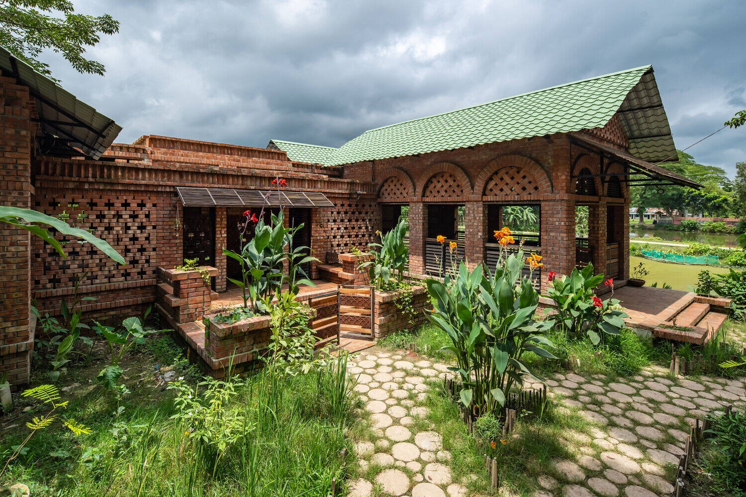 
Với thiết kế mái dốc, cửa vòm đặc trưng ngôi nhà là một công trình mang phong cách nhà thờ Hồi giáo
