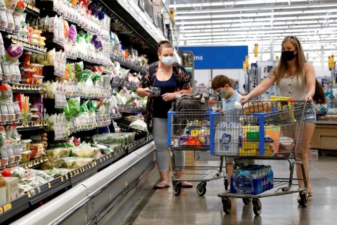 
Người tiêu dùng đi mua sắm trong một siêu thị của Walmart ở Pennsylvania. Ảnh: Reuters
