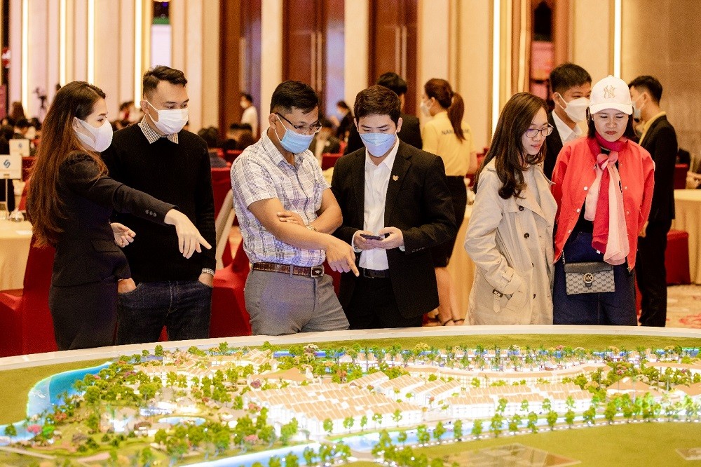 
Kể từ khi Quốc hội chính thức thông qua triển khai dự án tuyến đường Vành đai 3 TP Hồ Chí Minh, hàng loạt dự án bất động sản mới "ăn theo" tuyến đường này.
