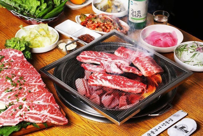 
Bulgogi là gì? - Những miếng thịt xèo xèo trên than hồng trông thật ngon mắt và có hương thơm quyến rũ
