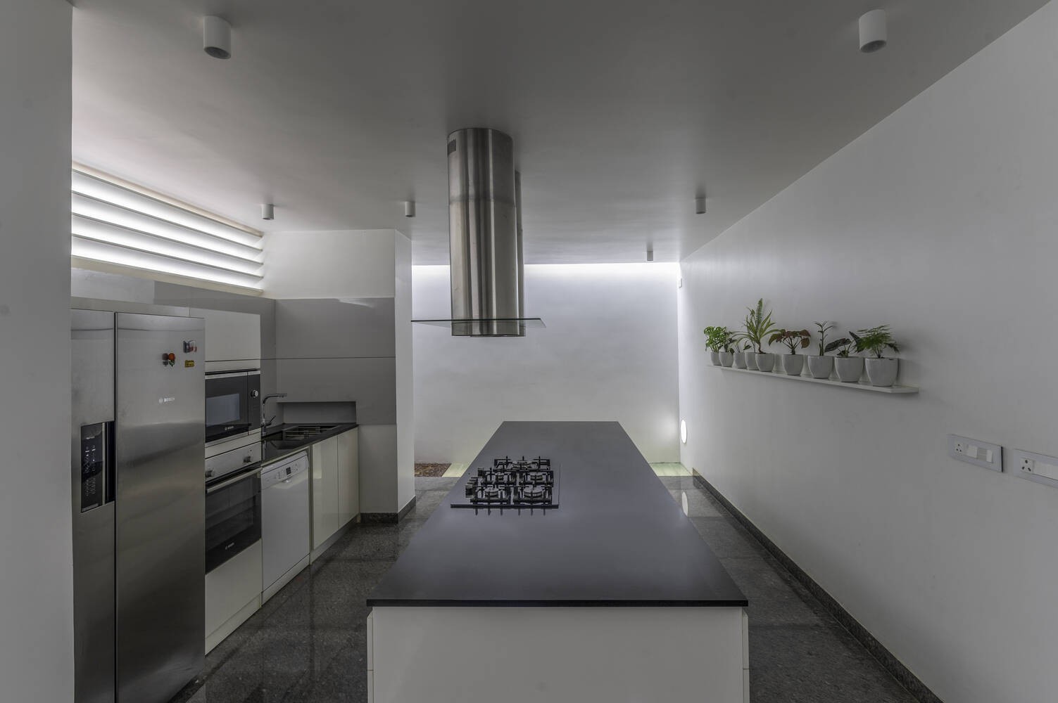 
Tầng trệt có thiết kế bố trí một khe hở vừa tận dụng thêm ánh sáng từ bên ngoài chiếu vào lại có tác dụng lọc mùi, khử mùi khu vực bếp
