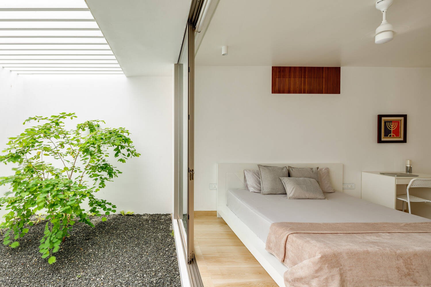 
Phòng ngủ như rộng hơn và hài hòa với thiên nhiên nhờ thiết kế cửa kính cao từ sàn nhà đến trần
