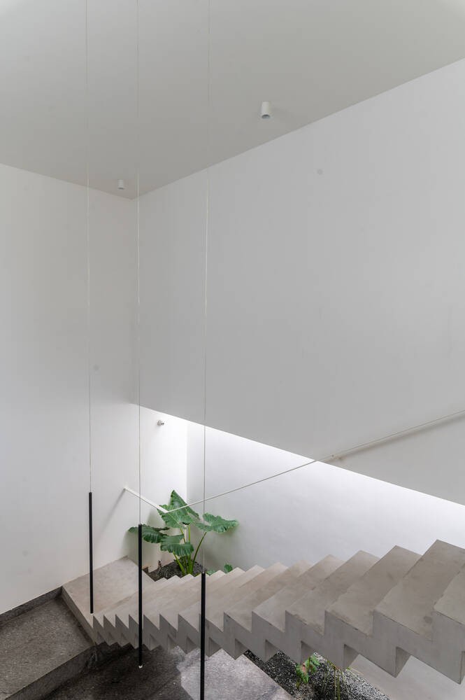 
Tay vịn cầu thang sử dụng mảng kính lớn, để làm cho không gian trong nhà không bị phân tách, giúp không gian rộng rãi hơn
