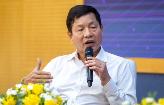 
Phần lớn thời gian ông đều học tập tại nước ngoài
