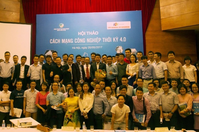 
Ông Trương Gia Bình và đội ngũ nhân viên FPT
