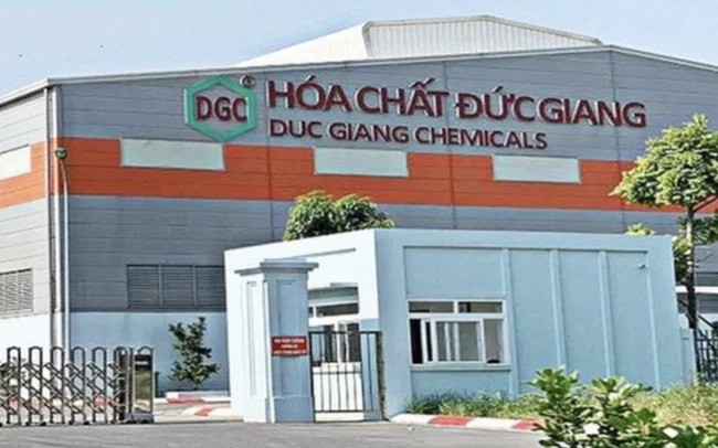 
Còn đối với Hoá chất Đức Giang (Mã CK: DGC) thì giá photpho vàng cũng đã tiếp tục tăng 25% từ đầu quý 2 và trên 75% so với cùng kỳ năm 2021.&nbsp;Doanh thu tăng cao đã dẫn đến lợi nhuận gộp của Hóa chất Đức Giang đạt mức 2.125 tỷ đồng, so với cùng kỳ cao gấp 4,3 lần và biên lợi nhuận gộp cũng tăng từ 24,3% lên 53%
