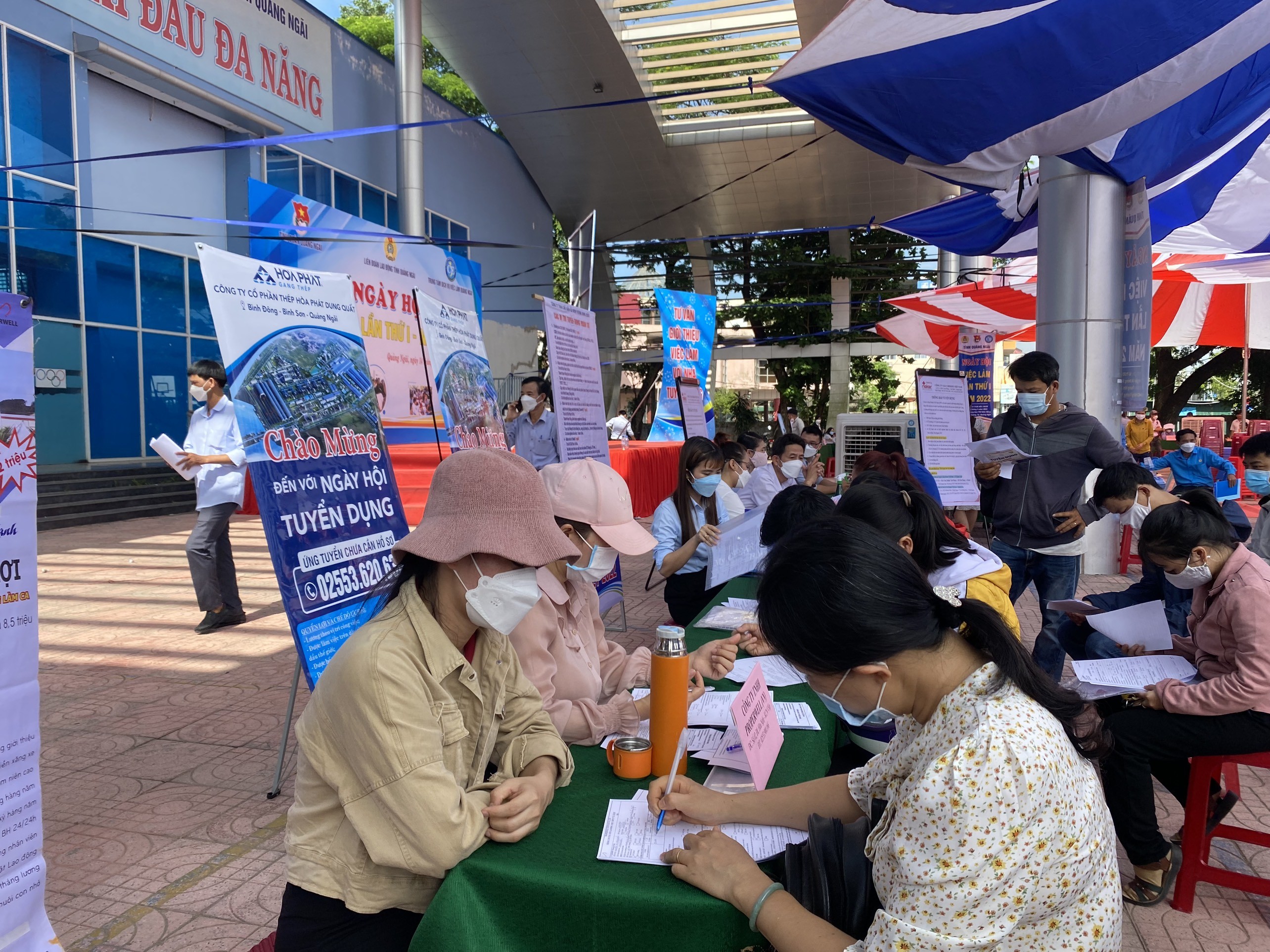 
Thông qua những trung tâm hỗ trợ tuyển dụng bạn có thể tìm kiếm thông tin công việc một cách nhanh chóng
