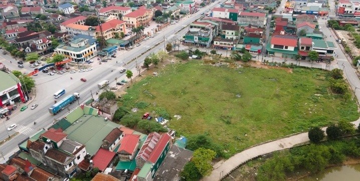 
Dự án Khách sạn – Trung tâm thương mại dịch vụ tổng hợp ở thị trấn Cẩm Xuyên (Hà Tĩnh) nhiều năm không triển khai thi công.
