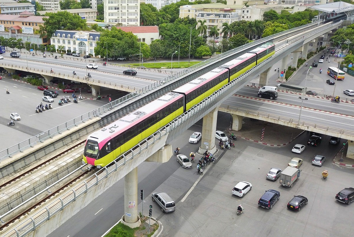 
Tuyến metro Nhổn - ga Hà Nội chạy thử qua đoạn nút giao thông Mai Dịch hồi tháng 7/2021.
