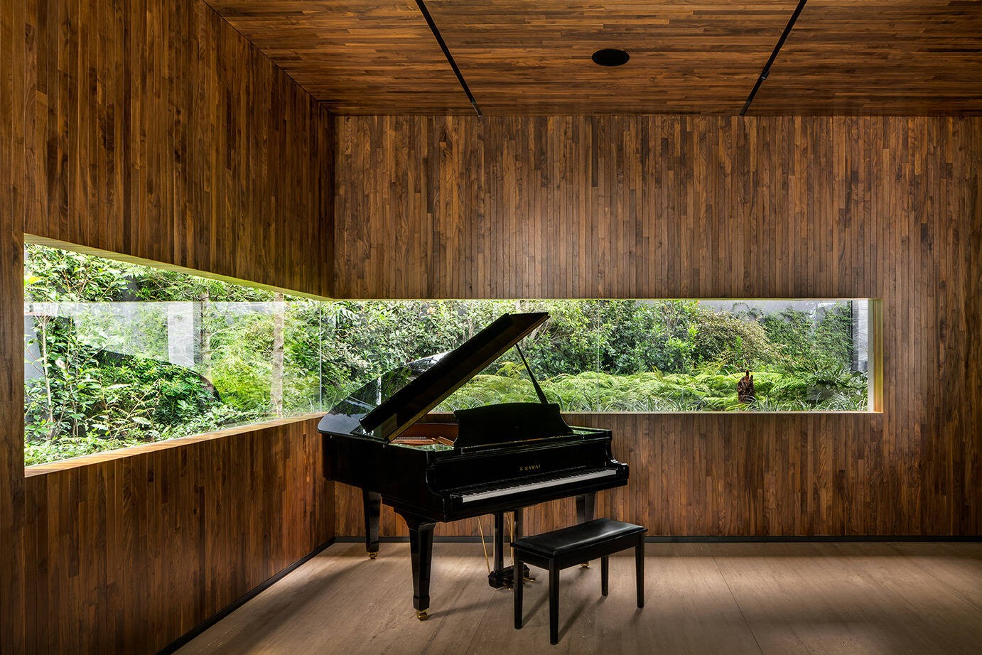 
Phòng đàn piano với hệ cửa sổ kính đặc biệt

