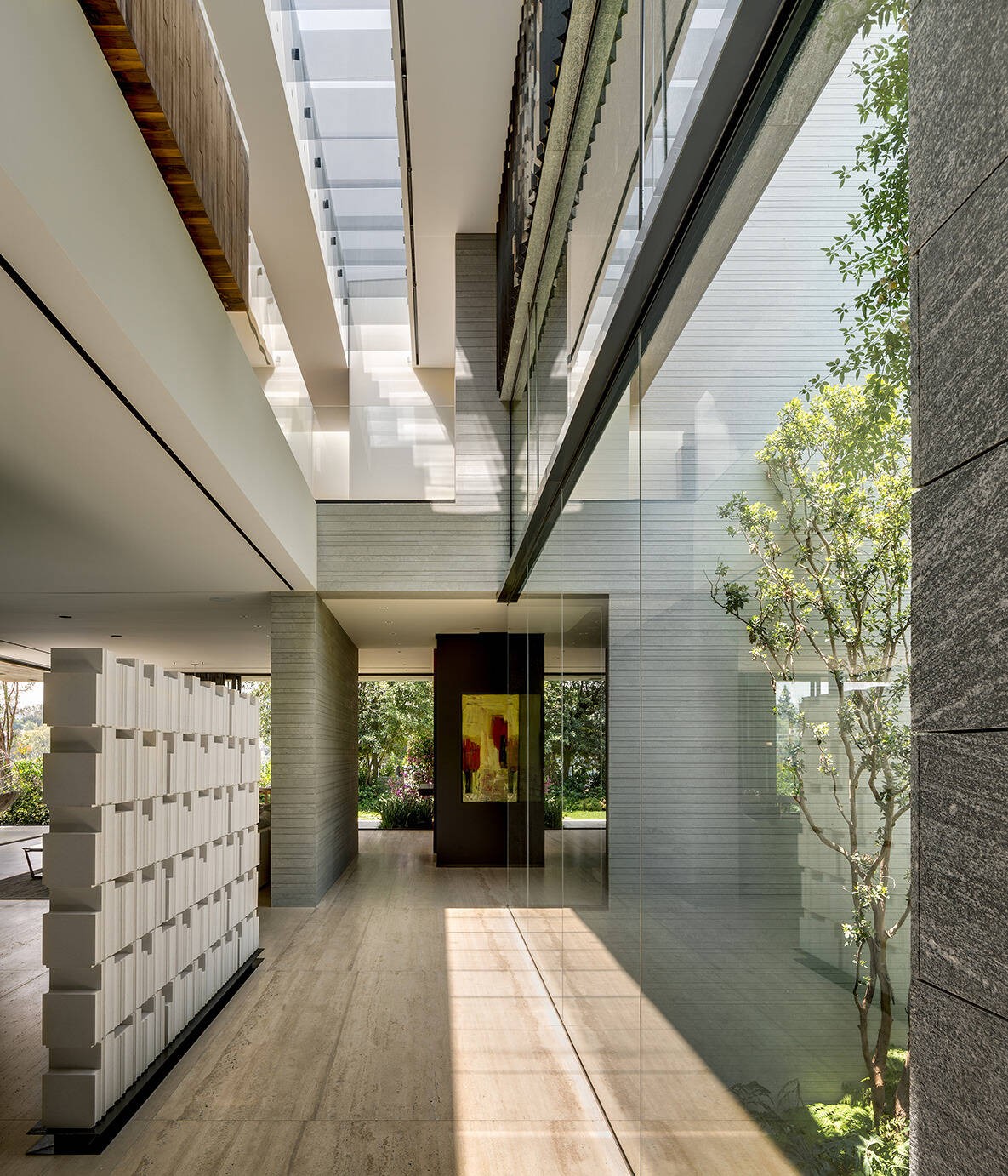 
Hành lang với khoảng trần cao gấp đôi bình thường là một trong những nét đặc biệt của kiến trúc căn nhà&nbsp;
