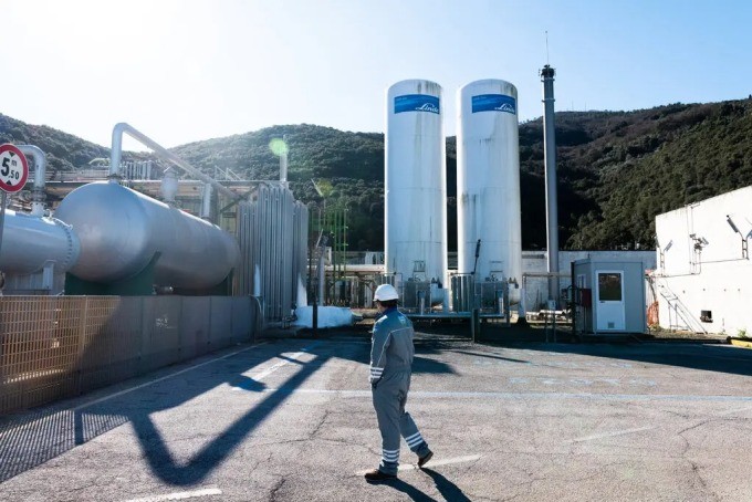
Một cơ sở xử lý khí hóa lỏng (LNG) ở Italy. Ảnh: NYT

