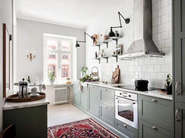 
Phòng bếp gọn gàng ngăn nắp với hệ thống tủ màu xanh lá tươi mát
