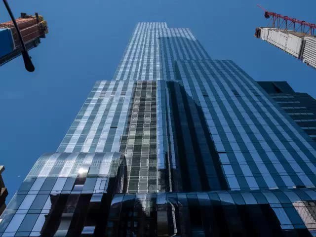 
157 W. 57th St., thường được gọi là “One57”, đây là một tòa nhà 90 tầng, cũng từng nắm giữ kỷ lục bán những căn hộ đắt nhất New York
