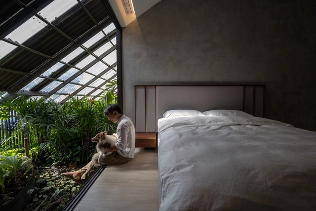 
Phòng ngủ theo phong cách khá tối giản, có trồng vườn cây nhỏ phía ban công, nhờ thiết kế mái nhà độc đáo mà căn nhà được thoáng sáng hơn rất nhiều

