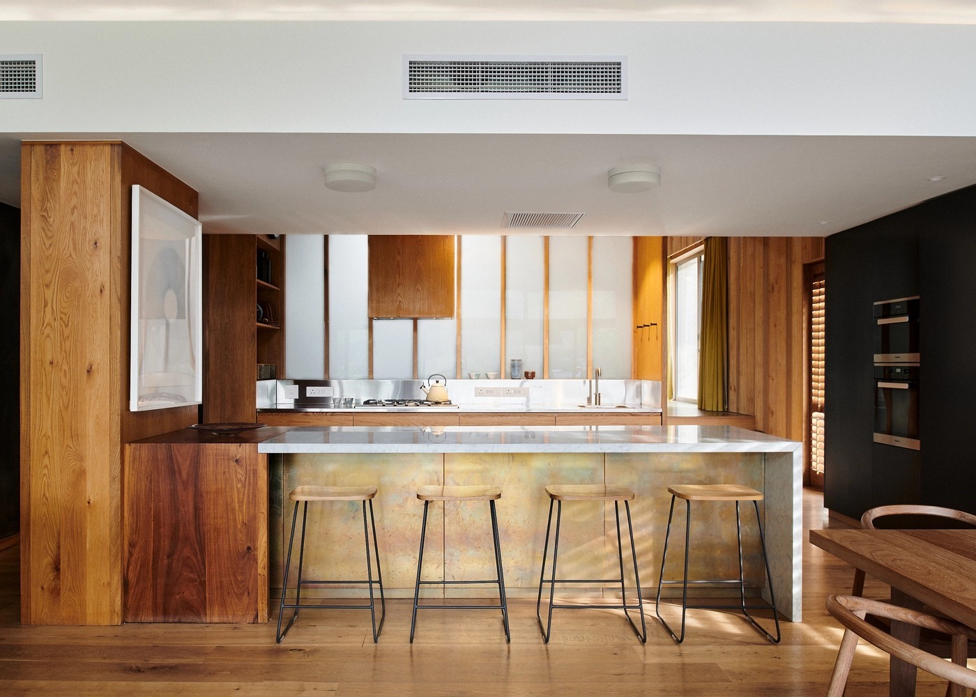 
Bếp với không gian ấm cúng, gọn gàng, mang lại nét đẹp hiện đại cho ngôi nhà
