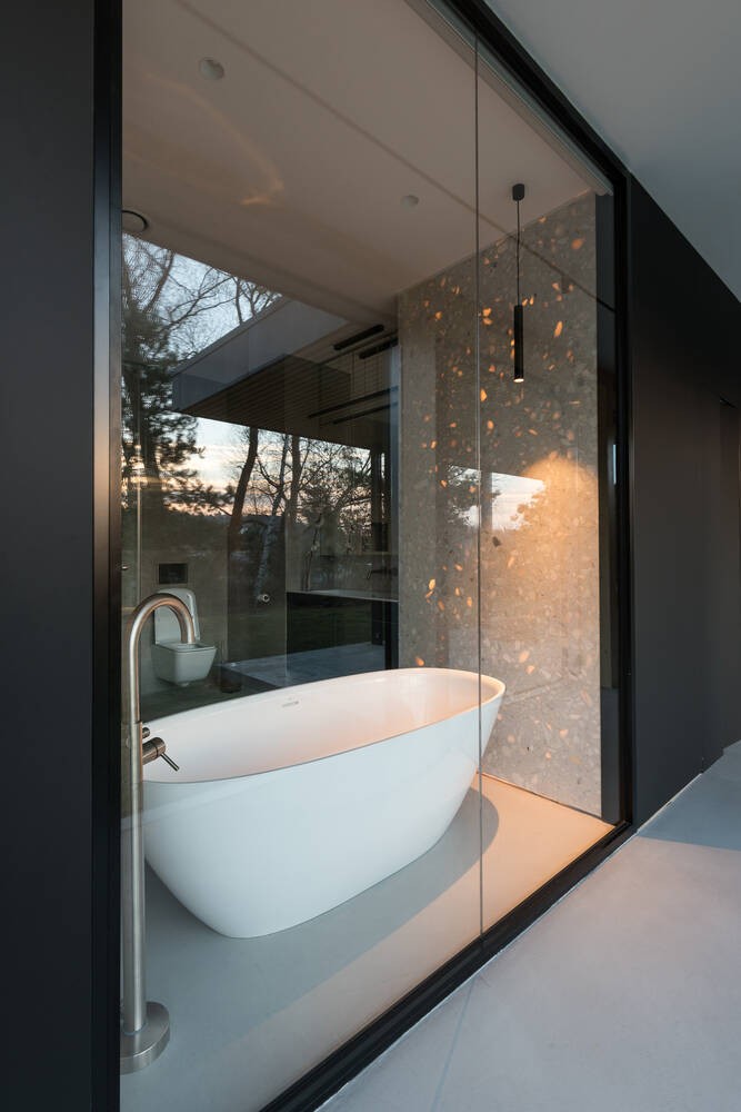 
Không gian phòng tắm rộng mở, sáng sủa và gắn kết với thiên nhiên bên ngoài nhờ bức tường kính lớn
