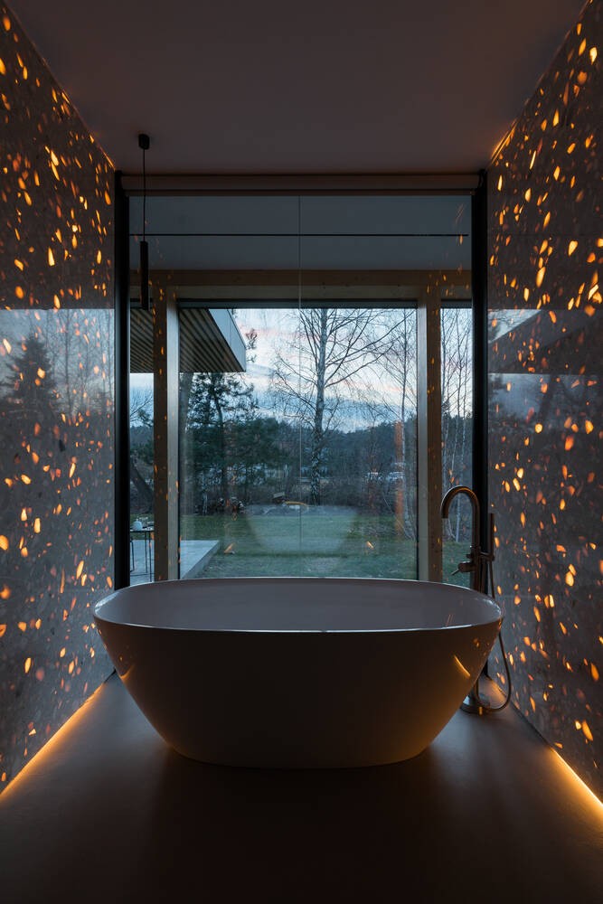 
Phòng tắm có bức tường đá cẩm thạch với hệ thống đèn phía sau mang tới hiệu ứng đẹp mắt ấn tượng
