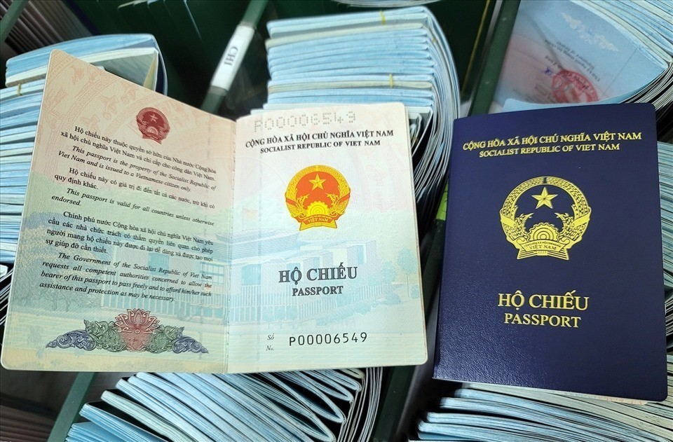 
Hộ chiếu phổ thông mẫu mới của Việt Nam. Ảnh: Chinhphu.vn
