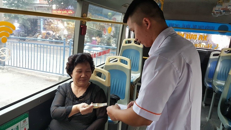 Nghề lơ xe xuất hiện với nghĩa vụ hỗ trợ, phục vụ, soát vé các hành khách và quản lý hàng hoá trên chuyến đi.