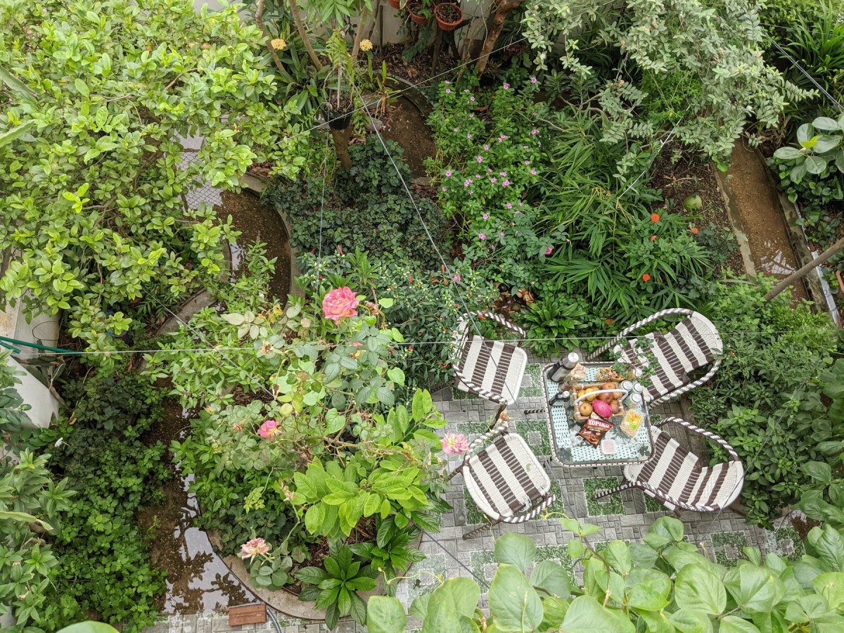 
Khu vườn xanh mát với dòng suối, đa dạng các loại cây, hoa xanh mát, với bàn trà nghỉ ngơi thư giãn
