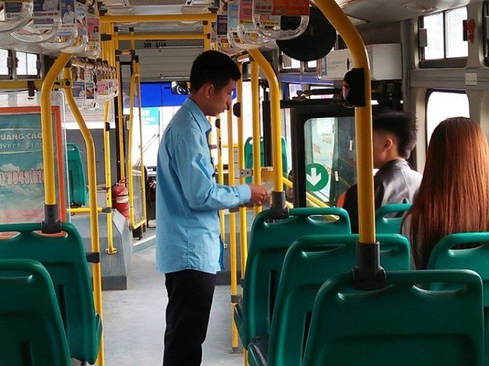 Lơ xe là gì ? - Kiểm soát vé và dàn xếp chỗ ngồi trên xe bus là nhiệm vụ chính của lơ xe bus
