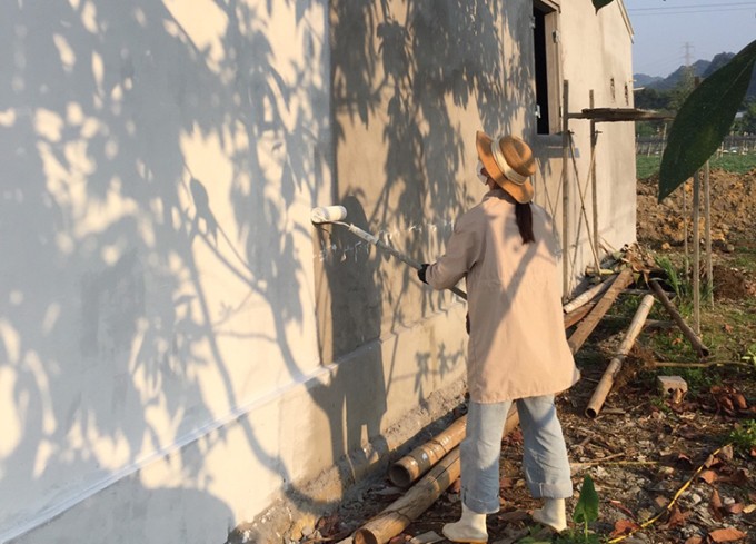 
Để tiết kiệm chi phí cải tạo, sửa chữa lại căn nhà, Linh đã tự tay sơn tường màu trắng, đây là màu sắc mà cô yêu thích. Ảnh: NVCC
