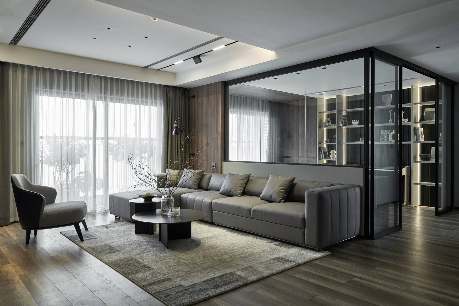 
Nội thất căn hộ kết hợp các sắc độ đậm nhạt của màu xám, tạo nên một không gian sống rộng 140m2 không gian hiện đại, ấm áp
