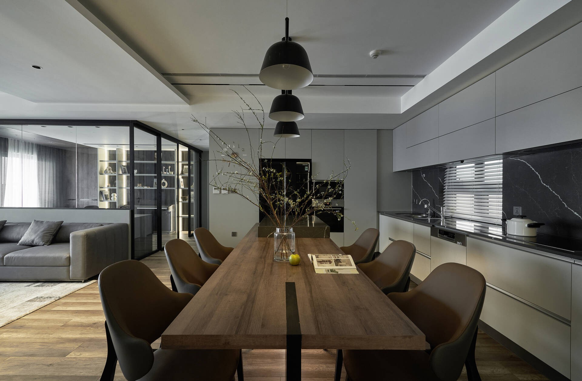 
Phòng khách và khu vực bếp - ăn có thiết kế mở, liền mạch, nhờ tấm thảm giúp ta có thể phân tách không gian bếp và khách
