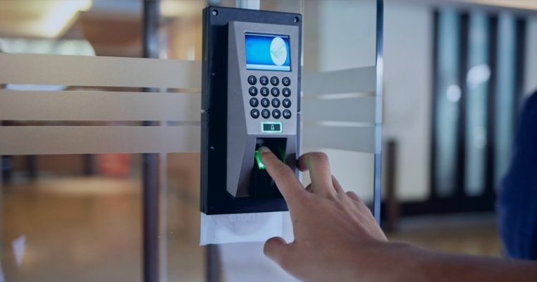 Chấm công là việc phía người sử dụng lao động sẽ theo dõi và ghi nhận thời gian làm việc, nghỉ ngơi của người lao động trong quá trình họ làm việc theo hợp đồng.