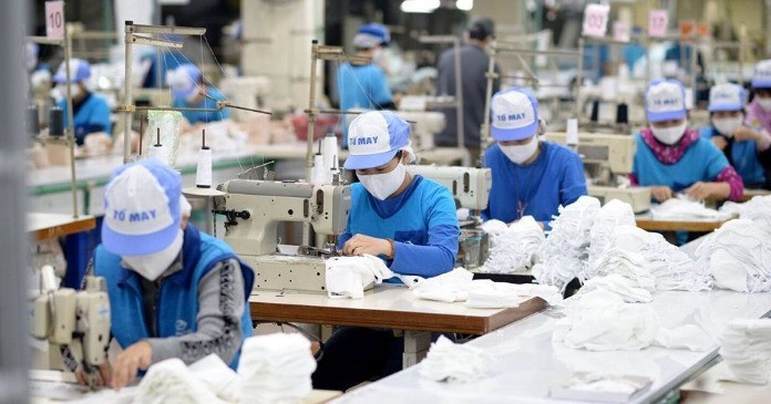 Ngành công nghiệp dệt may không chỉ đem lại những ưu điểm về kinh tế mà còn giải quyết vấn đề về lao động