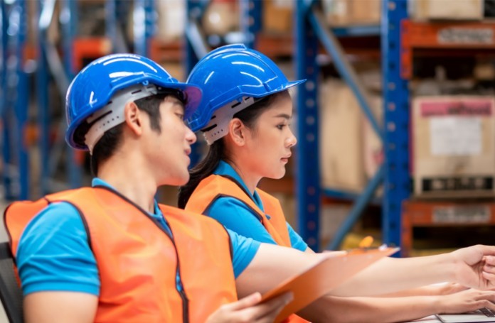 Hậu cần là việc bao hàm cả quá trình di chuyển từ nhà sản xuất đến người tiêu dùng cuối cùng