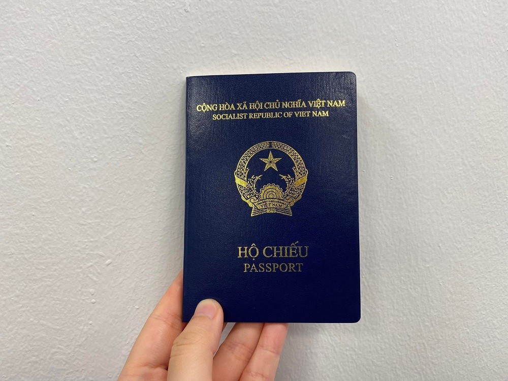 
Hộ chiếu Việt Nam mẫu mới có bìa màu xanh tím than.
