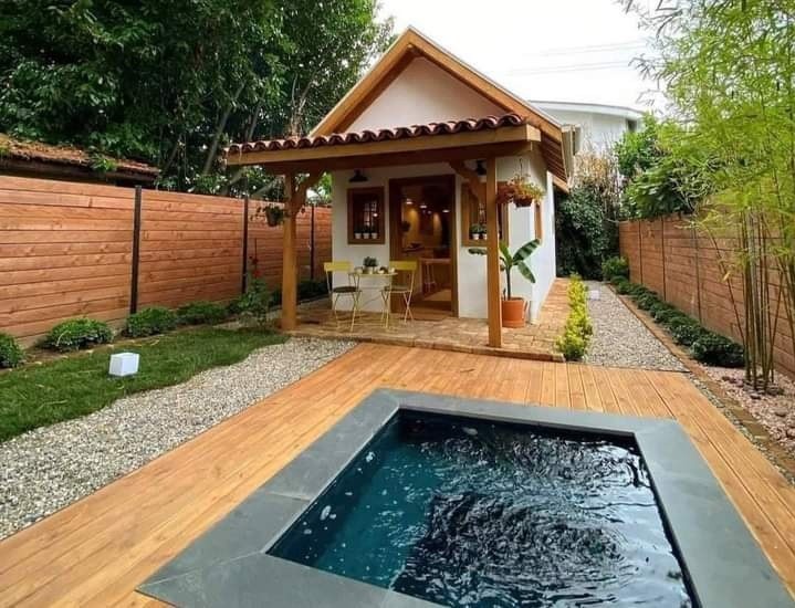 Căn nhà gỗ nhỏ xinh có hồ bơi nho nhỏ hòa mình với thiên nhiên xung quanh