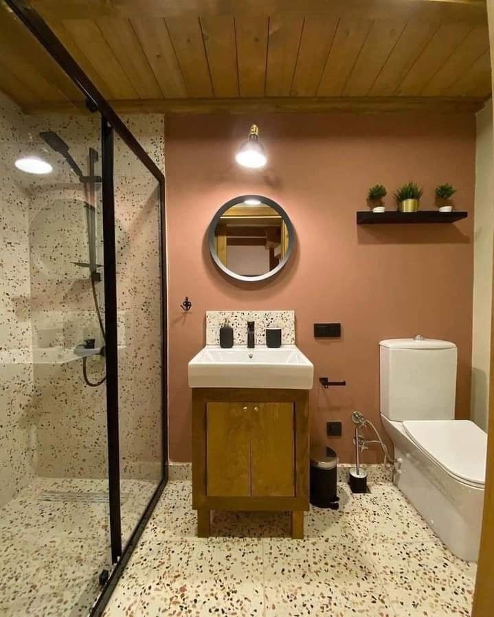 Khu vực vệ sinh và nhà tắm tuy nhỏ nhưng đầy đủ tiện nghi