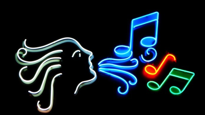 
Thử hát theo bài hát cũng là một cách để cảm nhận melody&nbsp;
