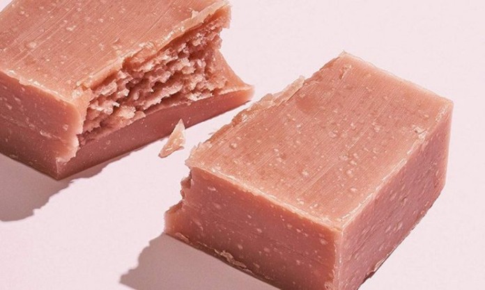 Xà phòng có tính tẩy rửa quá mạnh khiến da mất đi độ ẩm