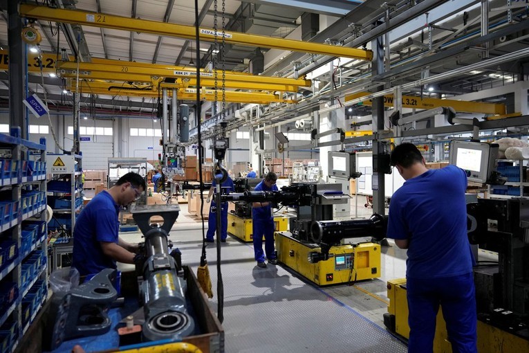 Xuất khẩu tháng 7 của Trung Quốc tăng mạnh nhưng triển vọng trong tương lai gần không tích cực do nhu cầu toàn cầu suy đang suy giảm. Ảnh: Reuters