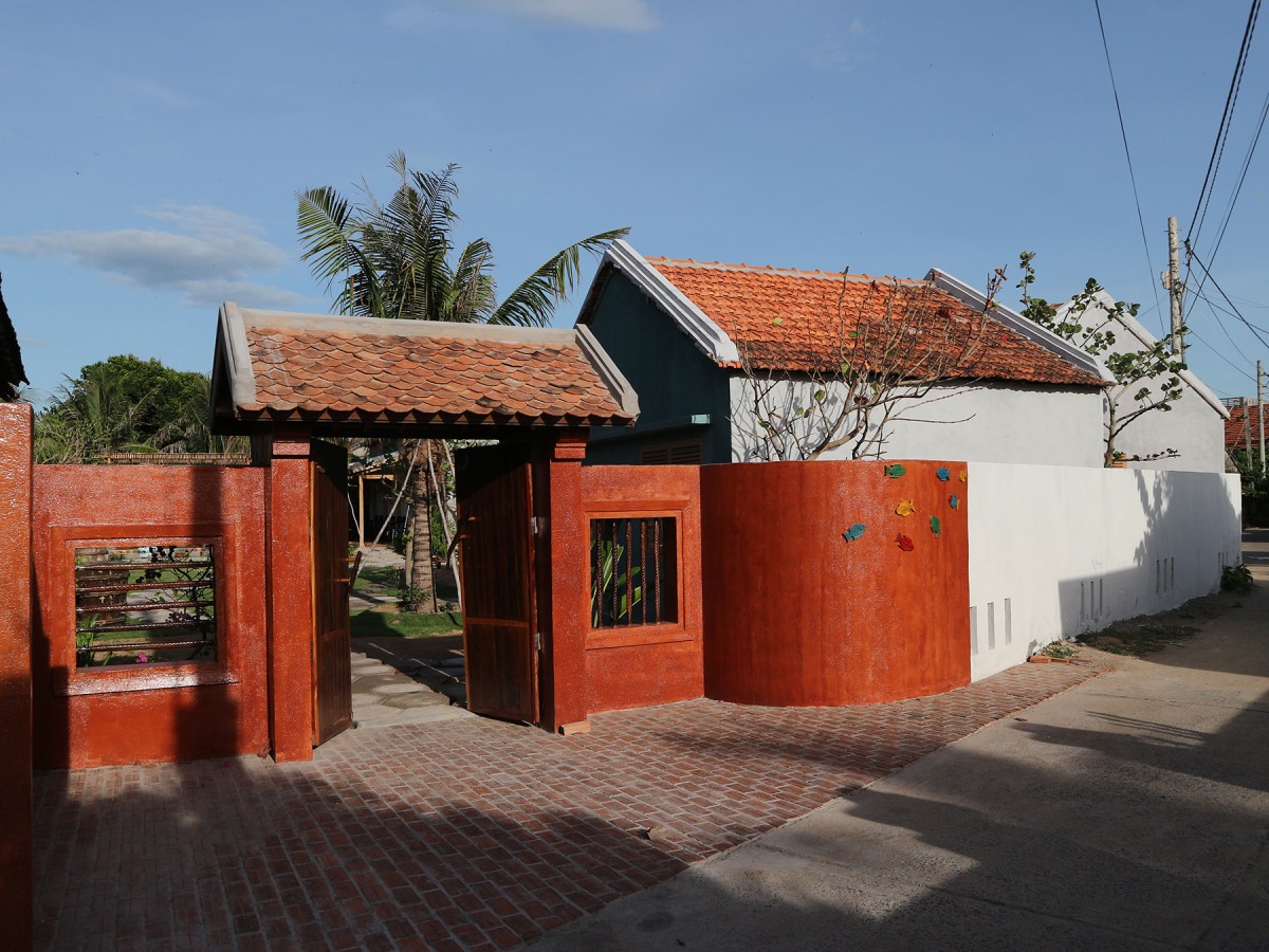 
Căn nhà cổ với cổng nhà dùng cát đỏ đặc trưng của làng chài, làm nổi bật lên công trình và giữ được nét truyền thống địa phương
