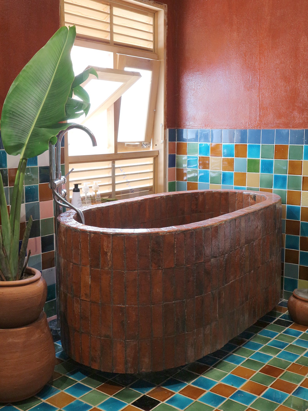 
Bồn tắm xây bằng gạch ngói cổ hòa với không gian sắc màu tạo nên phòng tắm độc đáo
