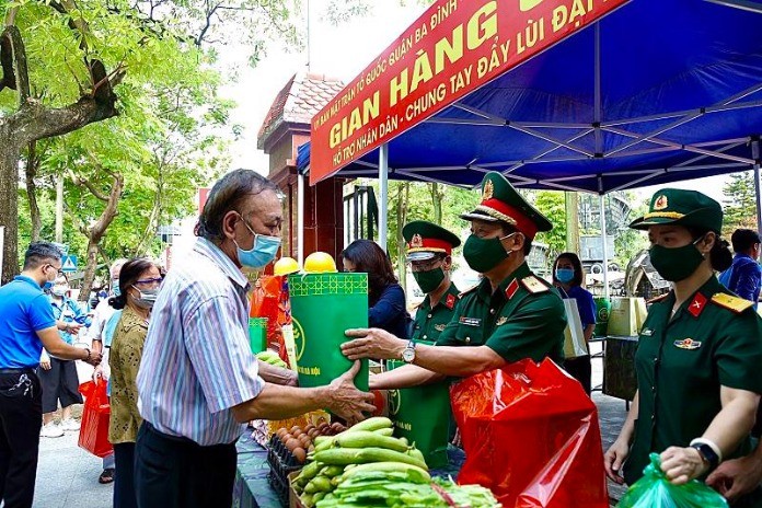 Biểu hiện của lòng nhân ái chính là biết giúp đỡ những hoàn cảnh khó khăn hơn mình