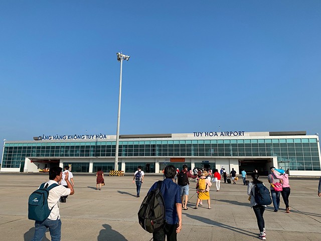 


Kết nối giao thông giữa Phú Yên và các địa phương khác thuận lợi vì có cả đường bộ, đường sắt, hàng không.
